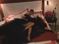 Kendal Jenner wygina ciało w łóżku